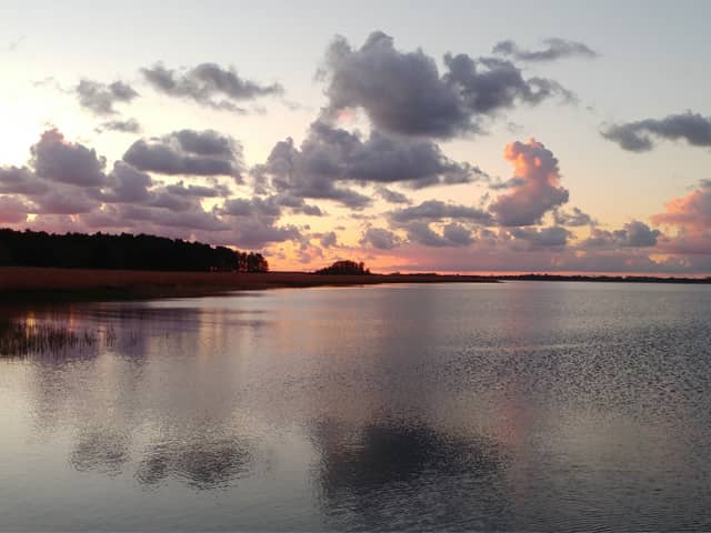 Zdjęcie przedstawiające wschód słońca nad jeziorem